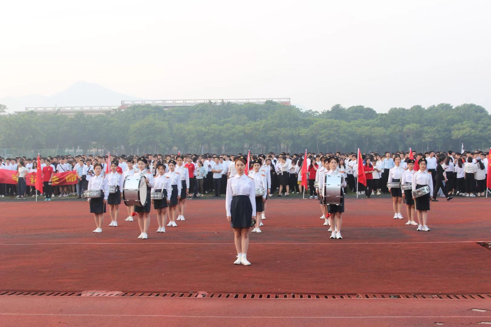 我校举行国庆升旗仪式庆祝新中国成立70周年