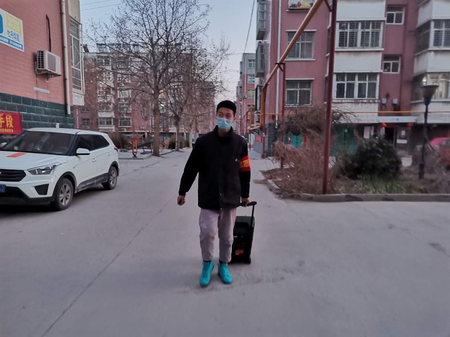 高志铖在小区宣传防疫知识